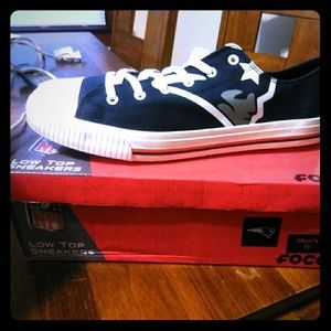 Size 11 Men's New England Patriots low top sneaker